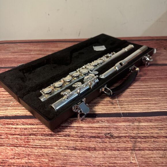 Giardinelli GFL-300 Silver-Plated Flute with Case - Picture 1 of 16